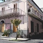 Vicolo Del Chiostro Oda ve Kahvaltı Aci SantʼAntonio