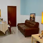 Vicolo Del Chiostro Oda ve Kahvaltı Aci SantʼAntonio