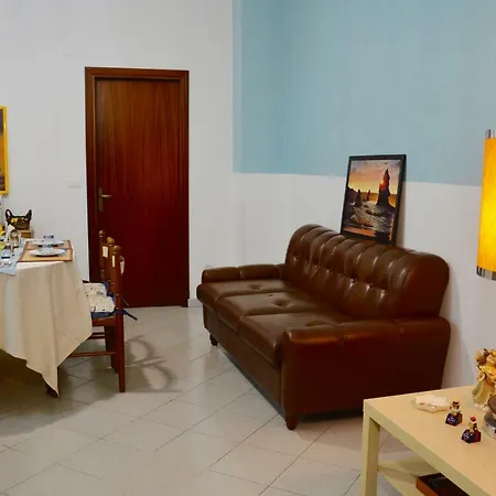 Vicolo Del Chiostro Oda ve Kahvaltı Aci SantʼAntonio