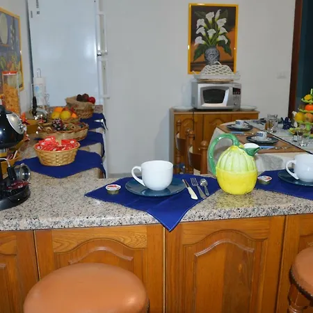 Oda ve Kahvaltı Vicolo Del Chiostro Aci SantʼAntonio